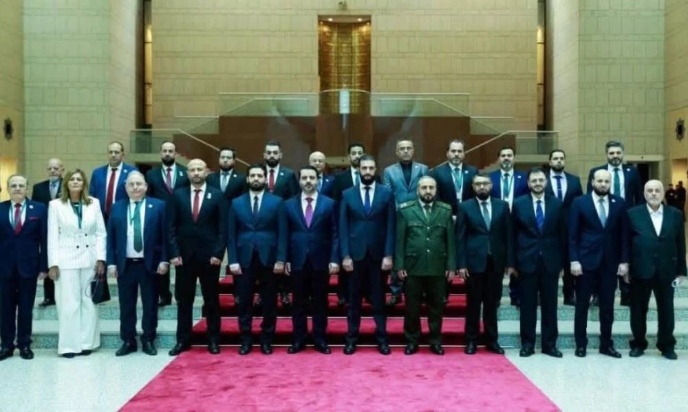Αυτή είναι η νέα κυβέρνηση της Συρίας: 23 υπουργοί με μια γυναίκα στο σχήμα